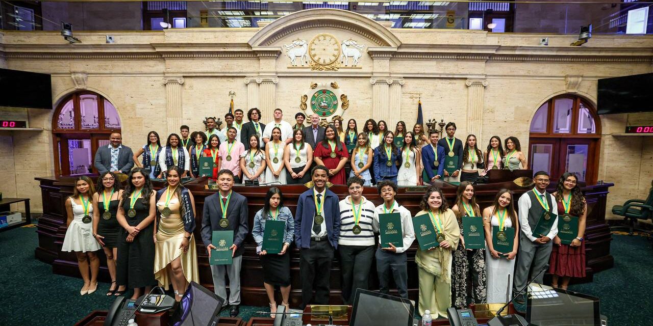 Rinden homenaje en el Capitolio a estudiantes de excelencia académica