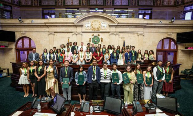 Rinden homenaje en el Capitolio a estudiantes de excelencia académica