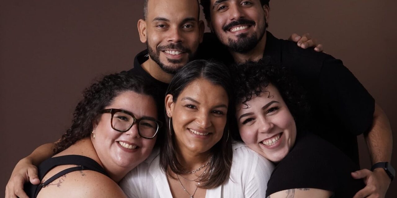 “Micro Charlatanerías” llega a Ponce entre música, teatro y confesiones