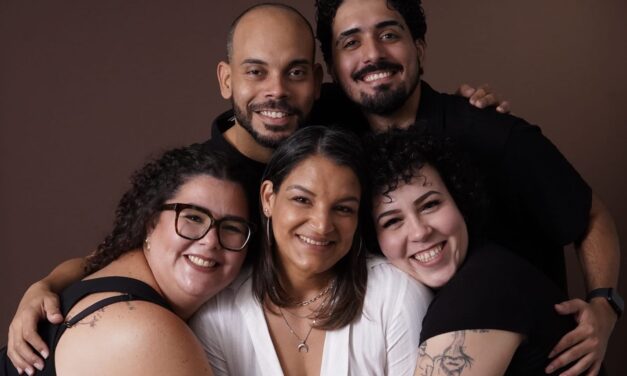 “Micro Charlatanerías” llega a Ponce entre música, teatro y confesiones