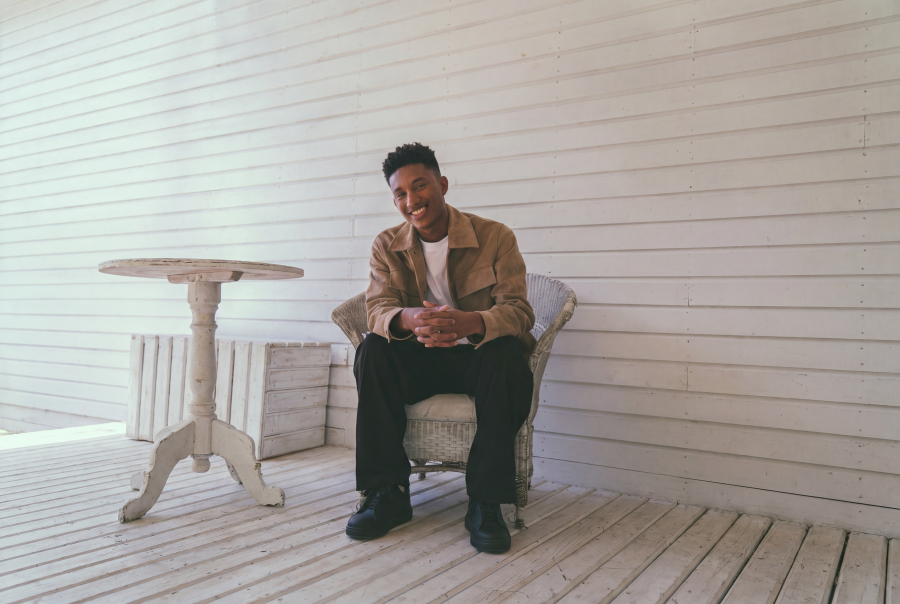 Emanuel Deliser transforma su testimonio de vida en música con “Mateo 21:12”