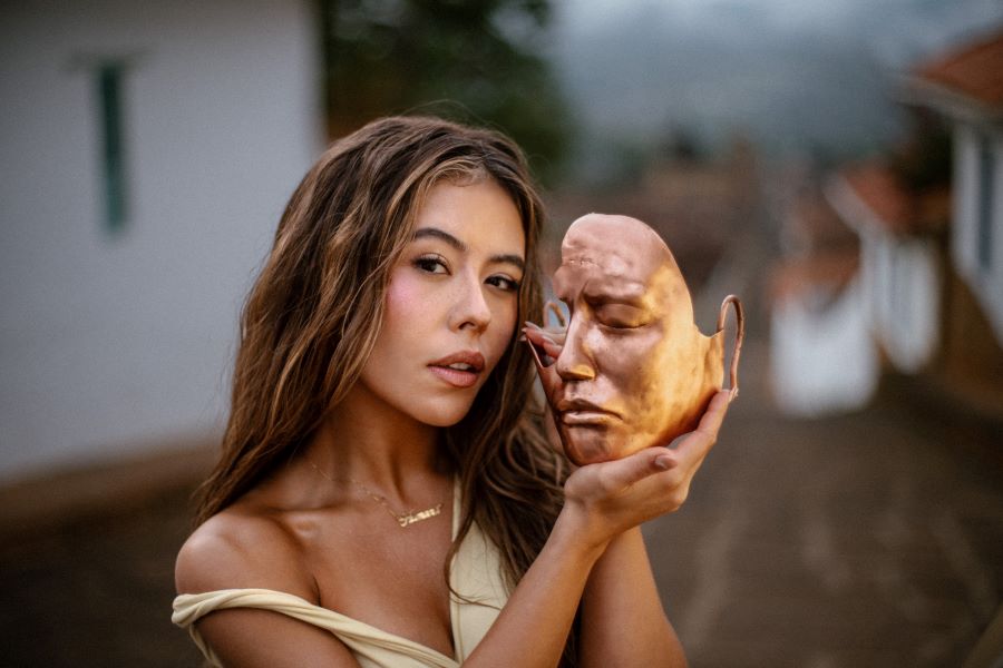Juliana presenta “El Achantado” su nuevo sencillo