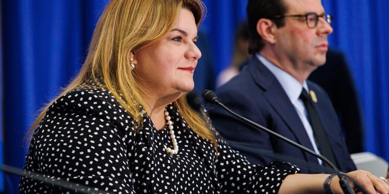 Gobernadora firma leyes para fortalecer municipios y reforzar operaciones de la CEE