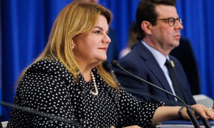 Gobernadora firma leyes para fortalecer municipios y reforzar operaciones de la CEE