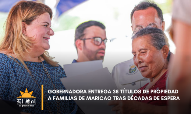 Gobernadora entrega 38 títulos de propiedad a familias de Maricao tras décadas de espera