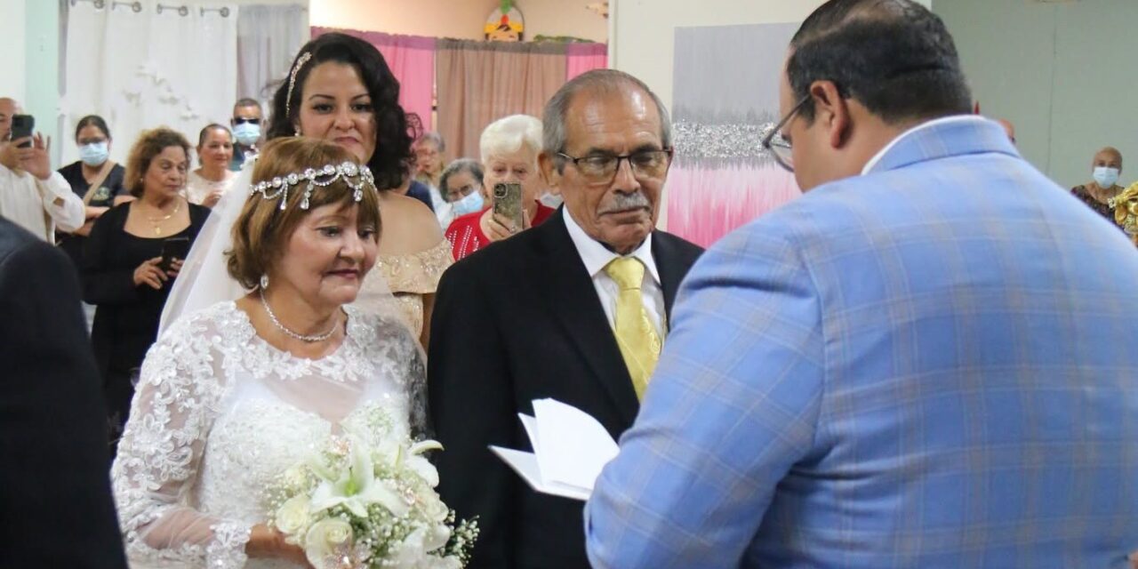 ¡Que vivan los novios! Septuagenarios encuentran el amor en  Centro de Envejeciente de Ceiba