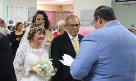 ¡Que vivan los novios! Septuagenarios encuentran el amor en  Centro de Envejeciente de Ceiba