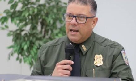 DRNA inicia operativo de emergencia en Fajardo  para atender delfín con equipo de buceo incrustado al cuerpo