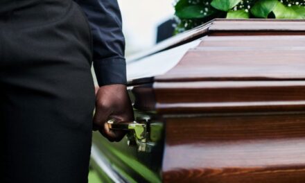 Hombre es acusado de pagar con cheque sin fondos el sepelio de su madre en Humacao