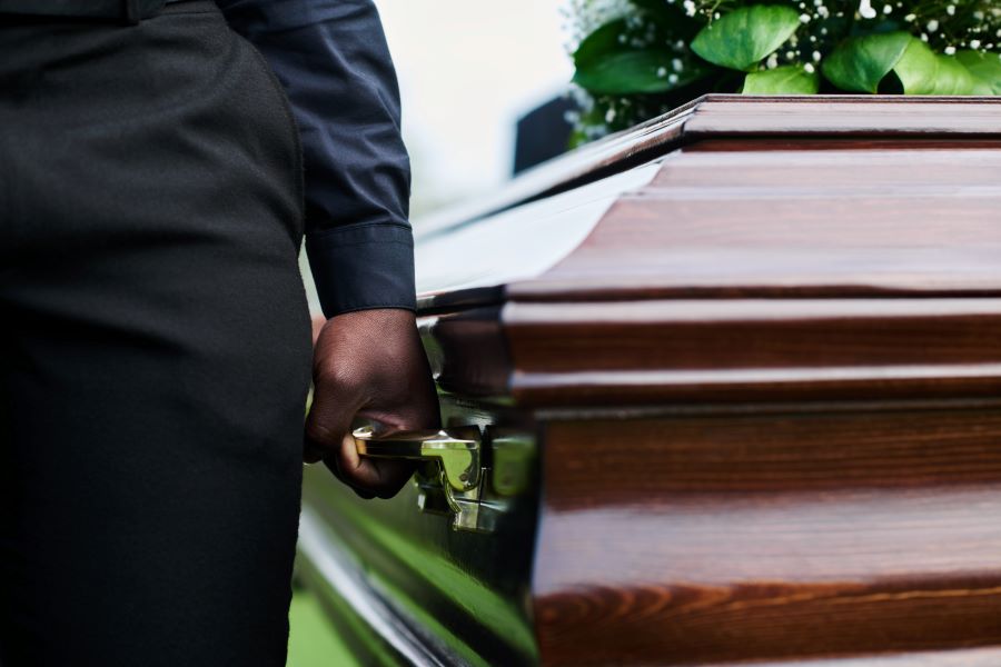 Hombre es acusado de pagar con cheque sin fondos el sepelio de su madre en Humacao