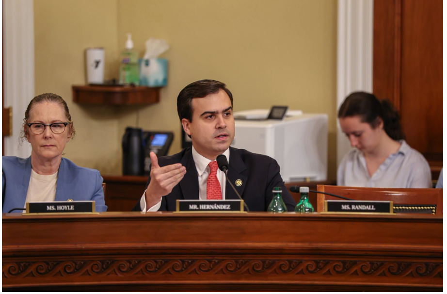 Comisionado Residente y congresista republicano presentan proyecto bipartidista para explorar energía geotérmica en Puerto Rico