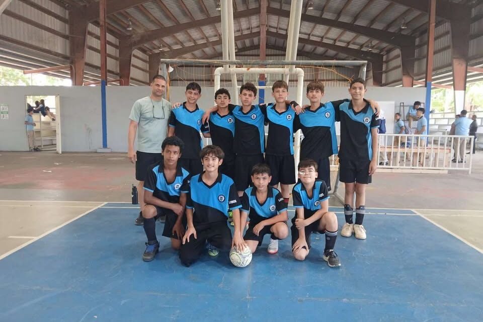 Escuela Arístides Cales Quirós conquista por cuarto año consecutivo el campeonato seccional de futsal