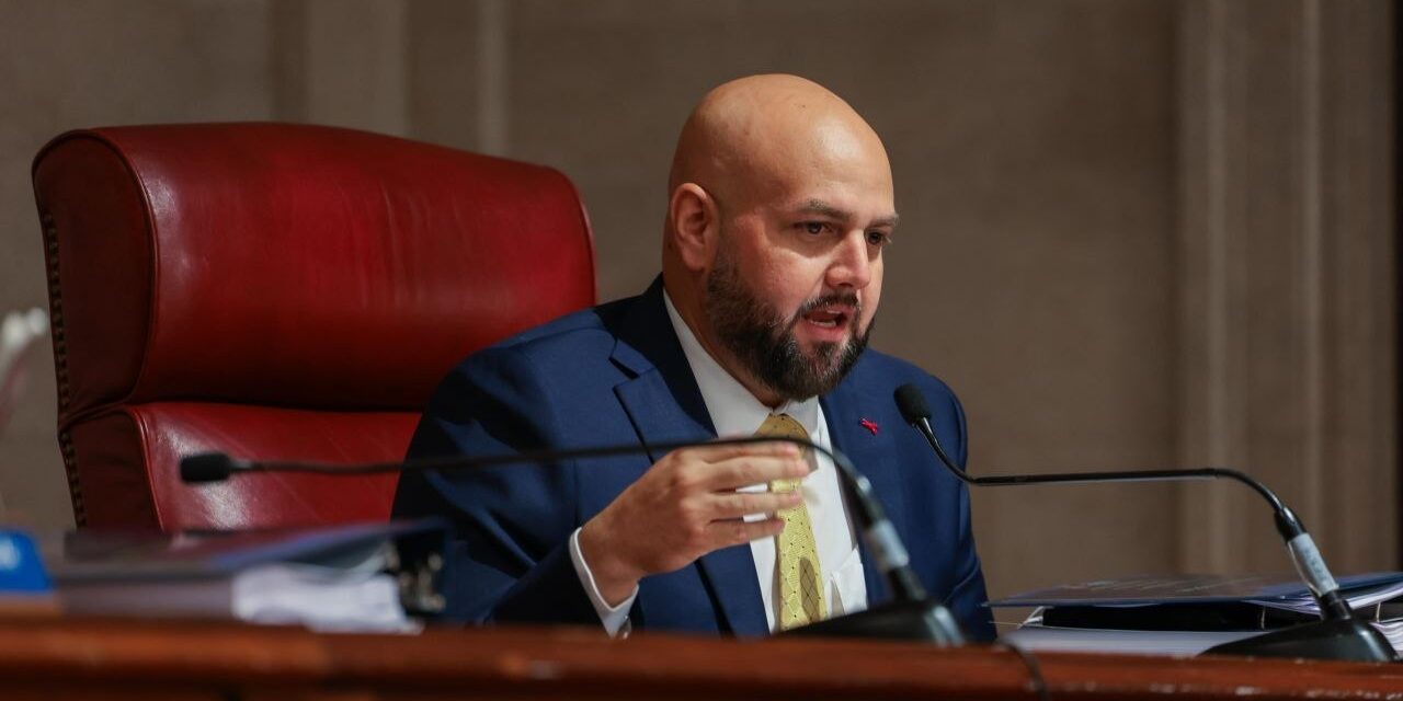 Proyecto impondría multas de hasta $1,000 por consumir cannabis medicinal frente a menores