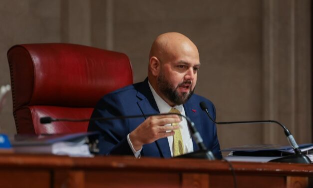 Proyecto impondría multas de hasta $1,000 por consumir cannabis medicinal frente a menores