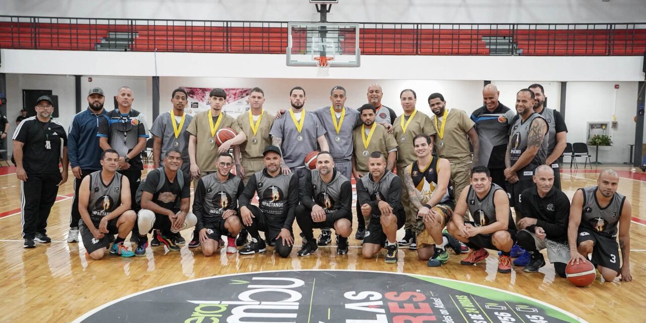 Confinados participan de un juego amistoso en Moca
