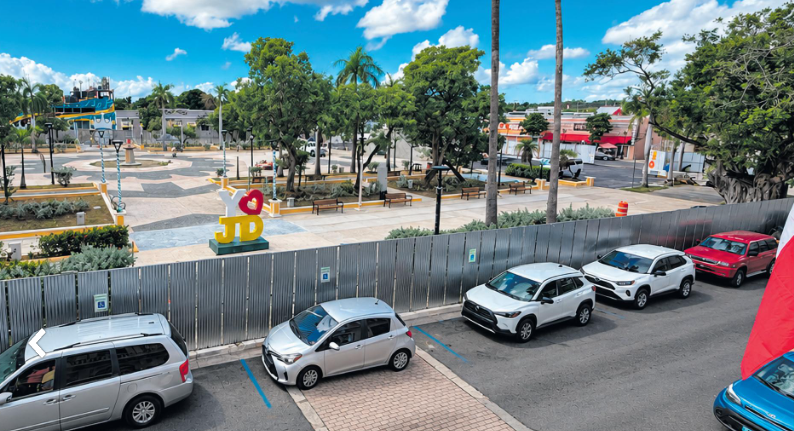 La Navidad regresa a la plaza de Juana Díaz, pausarán la remodelación para festividades