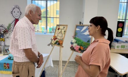 Hombre descubre a sus 79 años su talento para la pintura